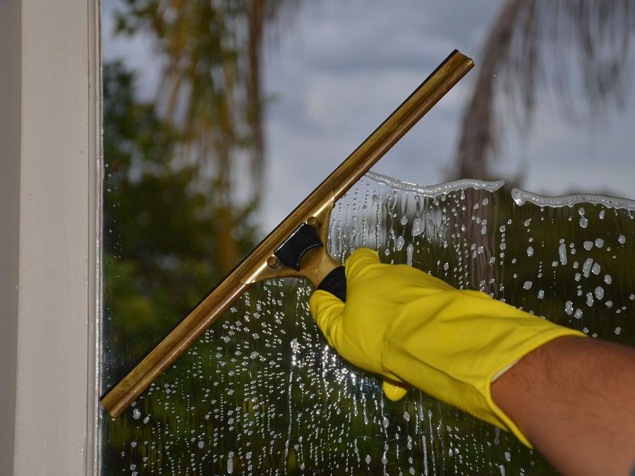 Fensterreinigung mit Abzieher vom Boden aus